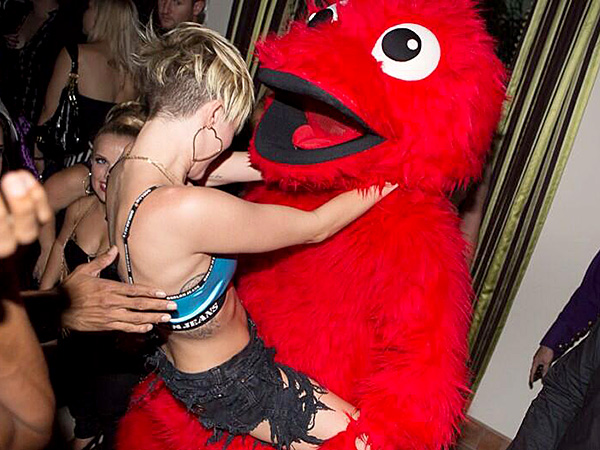Miley_Cyrus_Posts_Twerking_Photos_To_Twitter_During_Her_Stay_In_Las_Vegas_LB.jpg