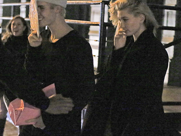 Justin_Bieber_Covers_His_Face_While_Walking_With_Hailey_Baldwin_In_NYC_LB.jpg