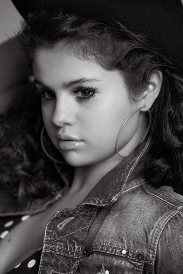 Selena_Gomez_Topless_Covered_For_V_Magazine_06_760x1140.jpg