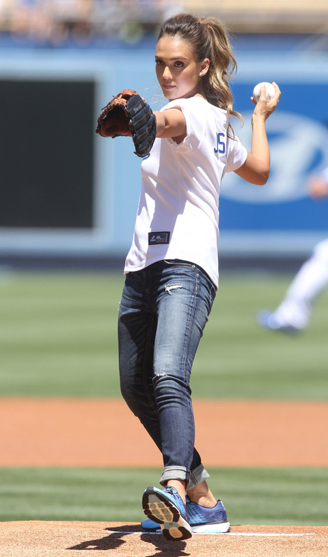 gallery_main_Jessica_Alba_First_Pitch_001.jpg