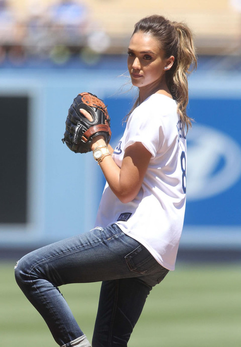 gallery_main_Jessica_Alba_First_Pitch_005.jpg