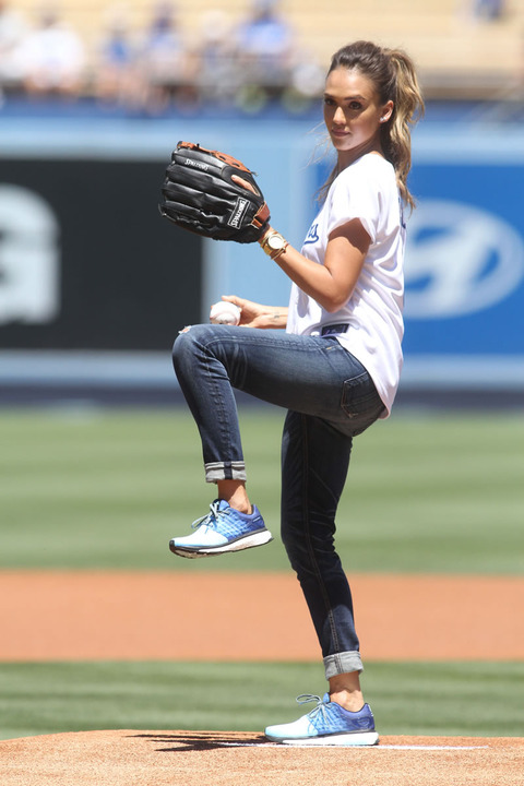 gallery_main_Jessica_Alba_First_Pitch_006.jpg