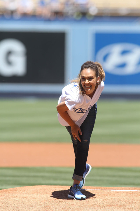 gallery_main_Jessica_Alba_First_Pitch_007.jpg