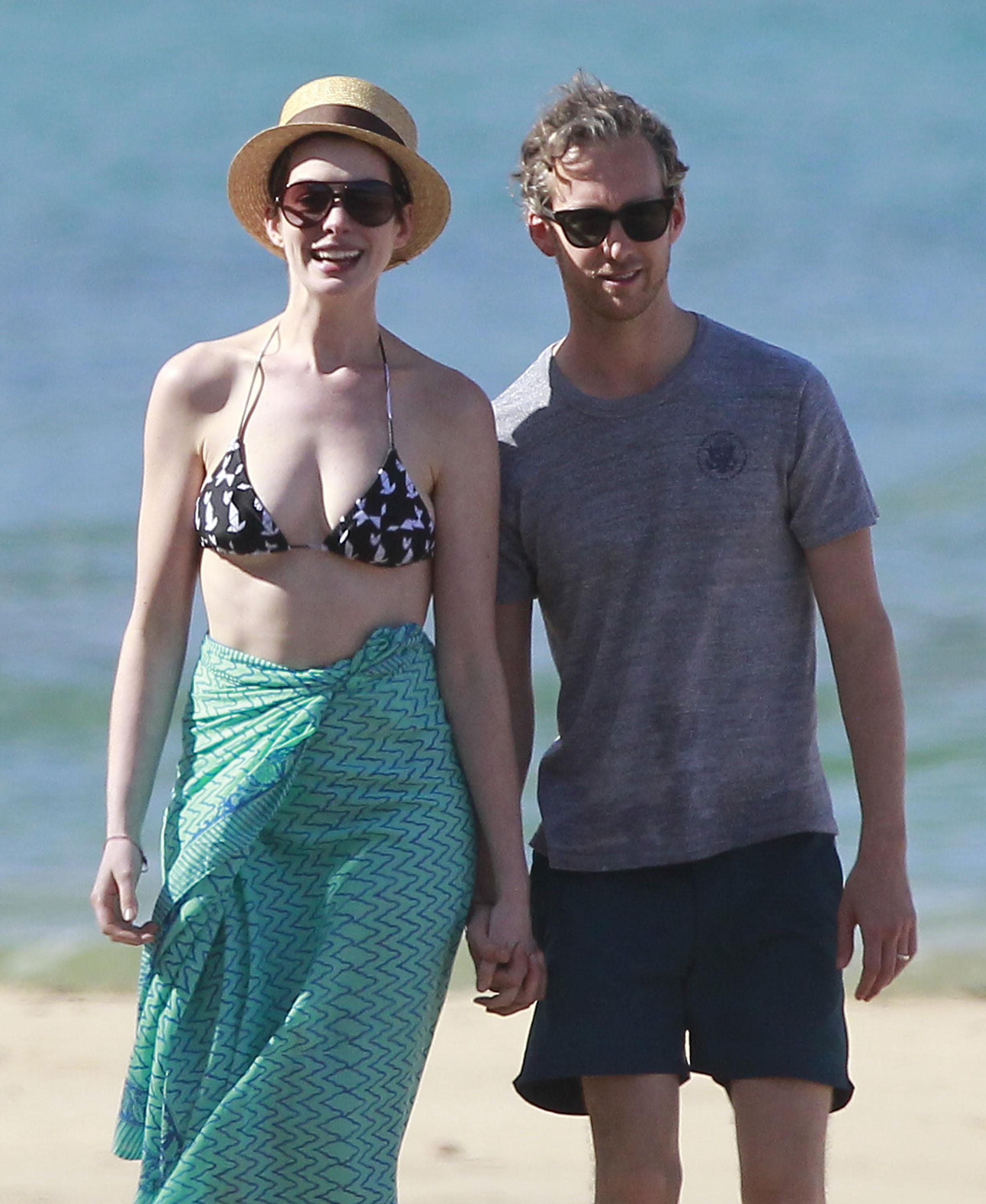 anne_hathaway_bikini_cover_2014.jpg