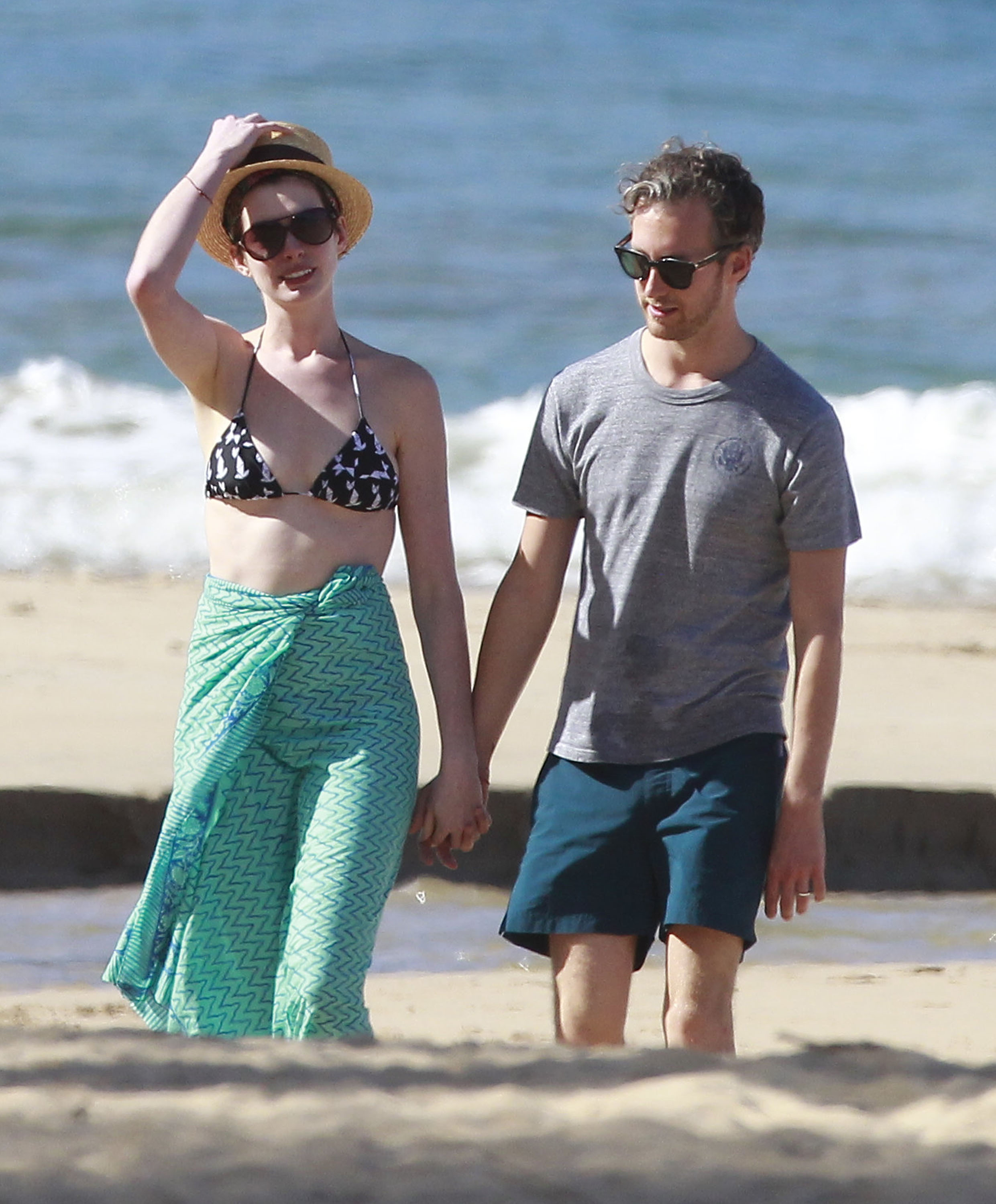 anne_hathaway_bikini_cover_2014_3.jpg