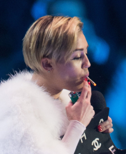 gallery_main_miley_cyrus_joint_smoke_13.jpg