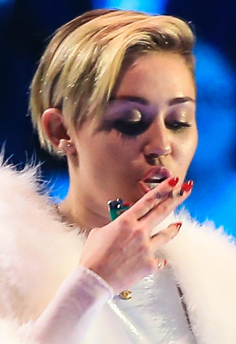 gallery_main_miley_cyrus_joint_smoke_19.jpg