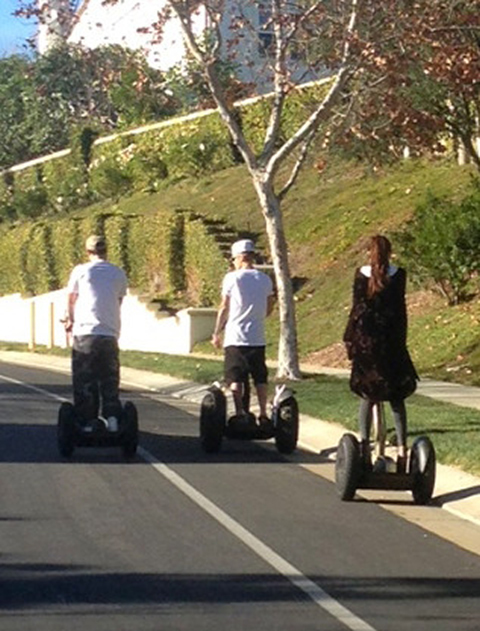 gallery_main_selena_justin_segway_riding_001.jpg