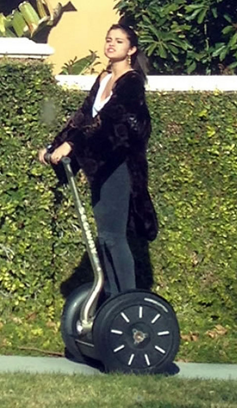 gallery_main_selena_justin_segway_riding_003.jpg