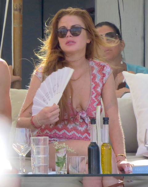 gallery_main_Lindsay_Lohan_Drunk_Ibiza_04.jpg