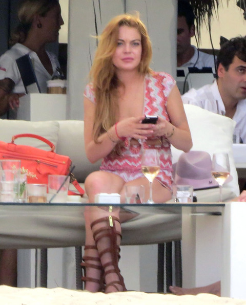 gallery_main_Lindsay_Lohan_Drunk_Ibiza_05.jpg