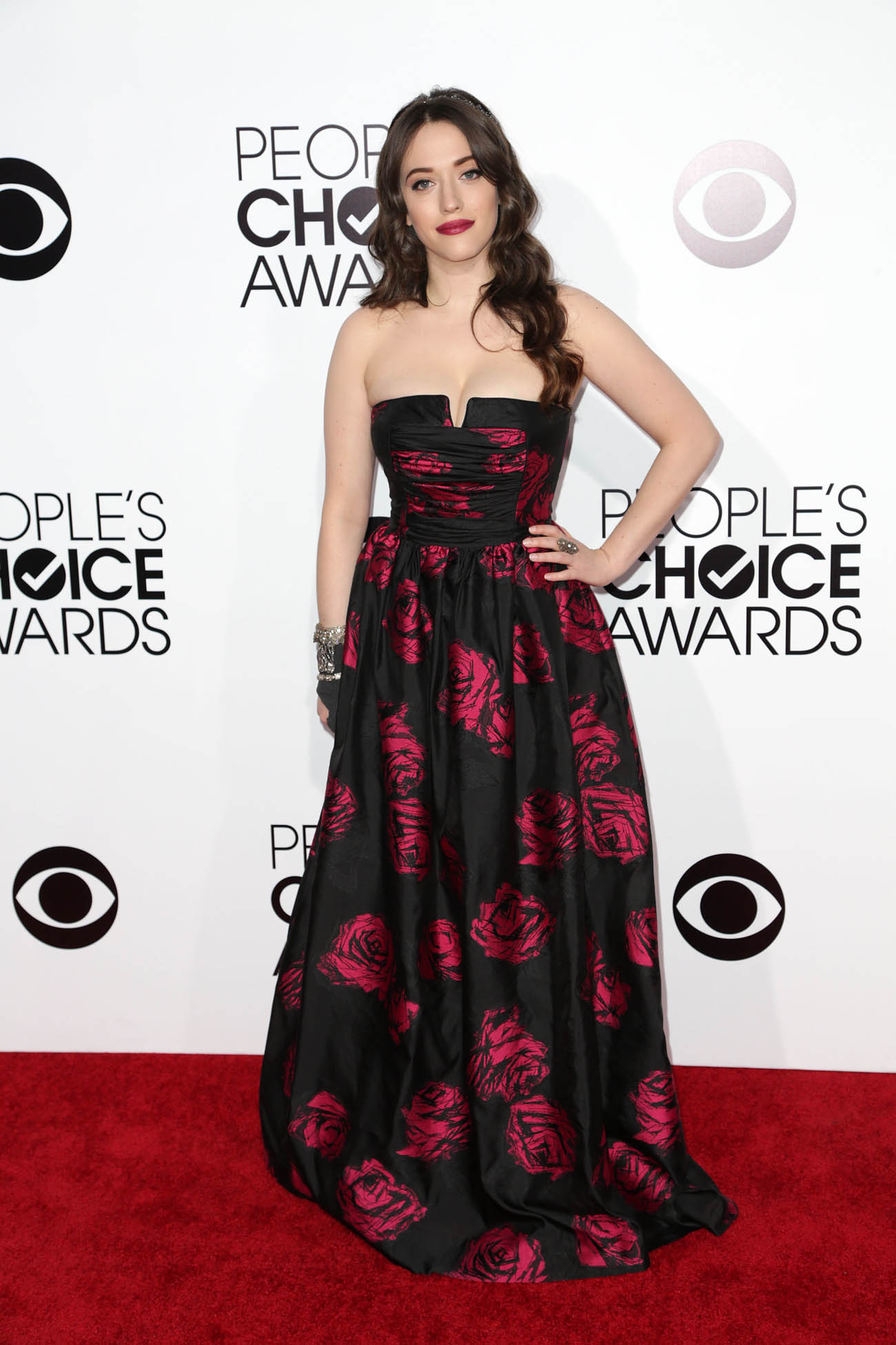 kat_dennings_beth_behrs_peoples_2014_5.jpg