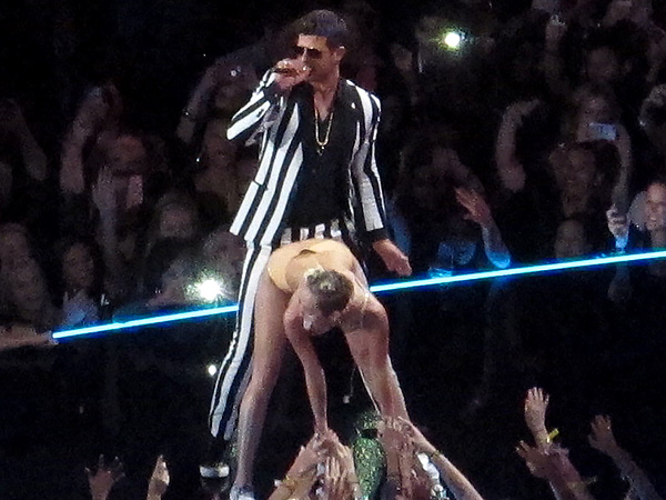 Robin_Thicke_and_Miley_Cyrus_VMAs.jpg