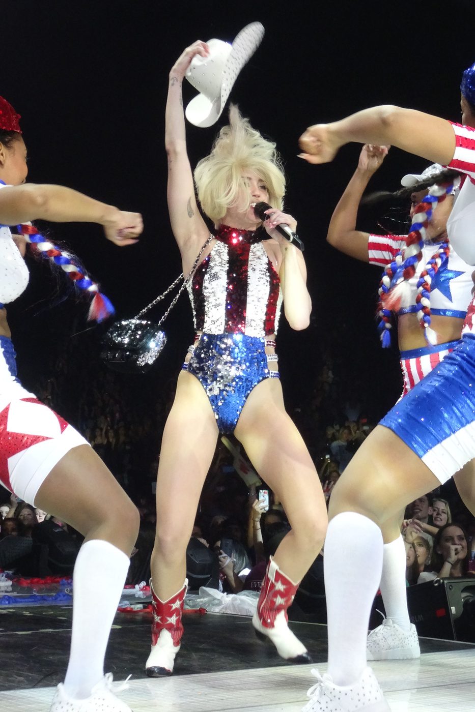 miley_cyrus_bend_tour_cali_10.jpg