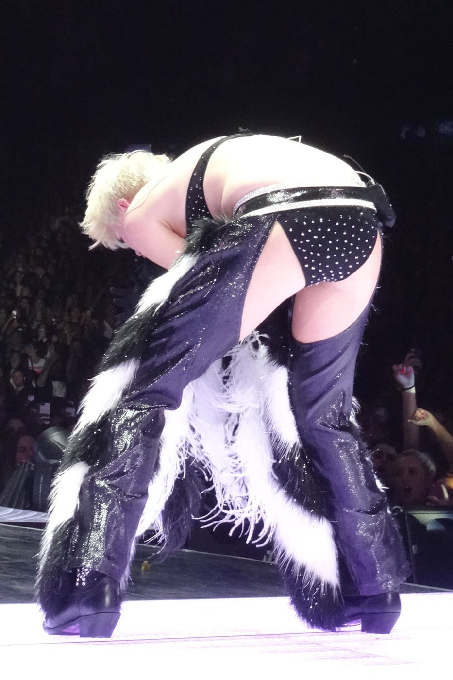 miley_cyrus_bend_tour_cali_4.jpg