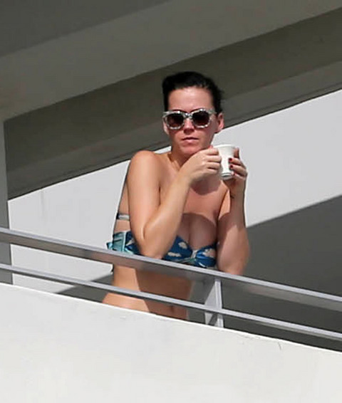 gallery_main_katy_perry_balcony_bikini_02.jpg