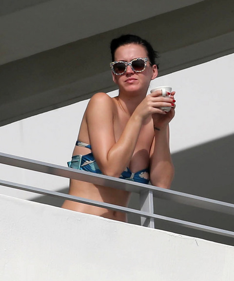 gallery_main_katy_perry_balcony_bikini_07.jpg