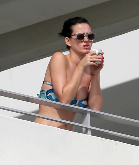 gallery_main_katy_perry_balcony_bikini_10.jpg