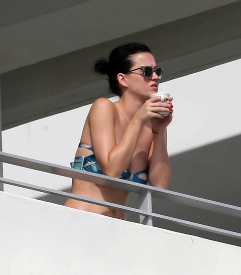 gallery_main_katy_perry_balcony_bikini_11.jpg