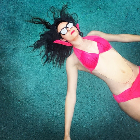 gallery_main_emmy_rossum_pink_bikini_pool_01.jpg