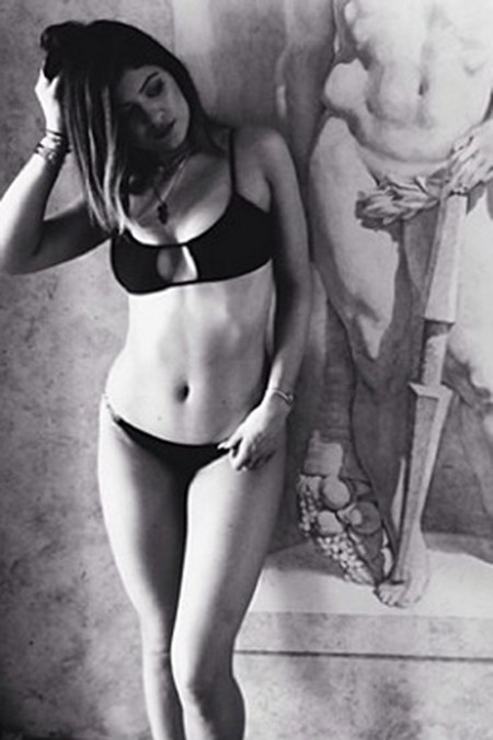 Kylie_Jenner_Posts_Bikini_Photos_To_Instagram_01_450x675.jpg