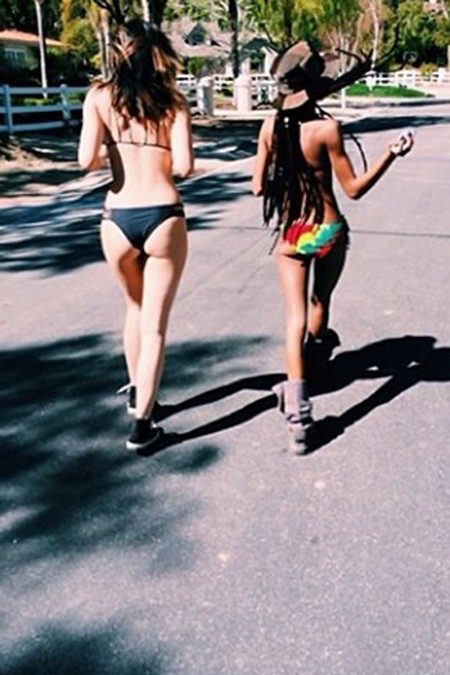 Kylie_Jenner_Posts_Bikini_Photos_To_Instagram_04_450x675.jpg