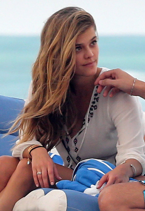 gallery_main_Nina_Agdal_PDA_Session_04.jpg