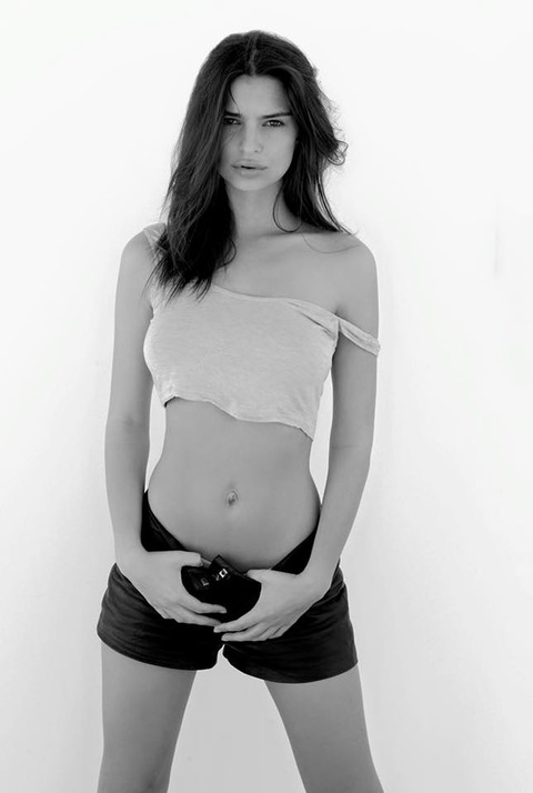 gallery_main_Emily_Ratajkowski_Half_Naked_04.jpg