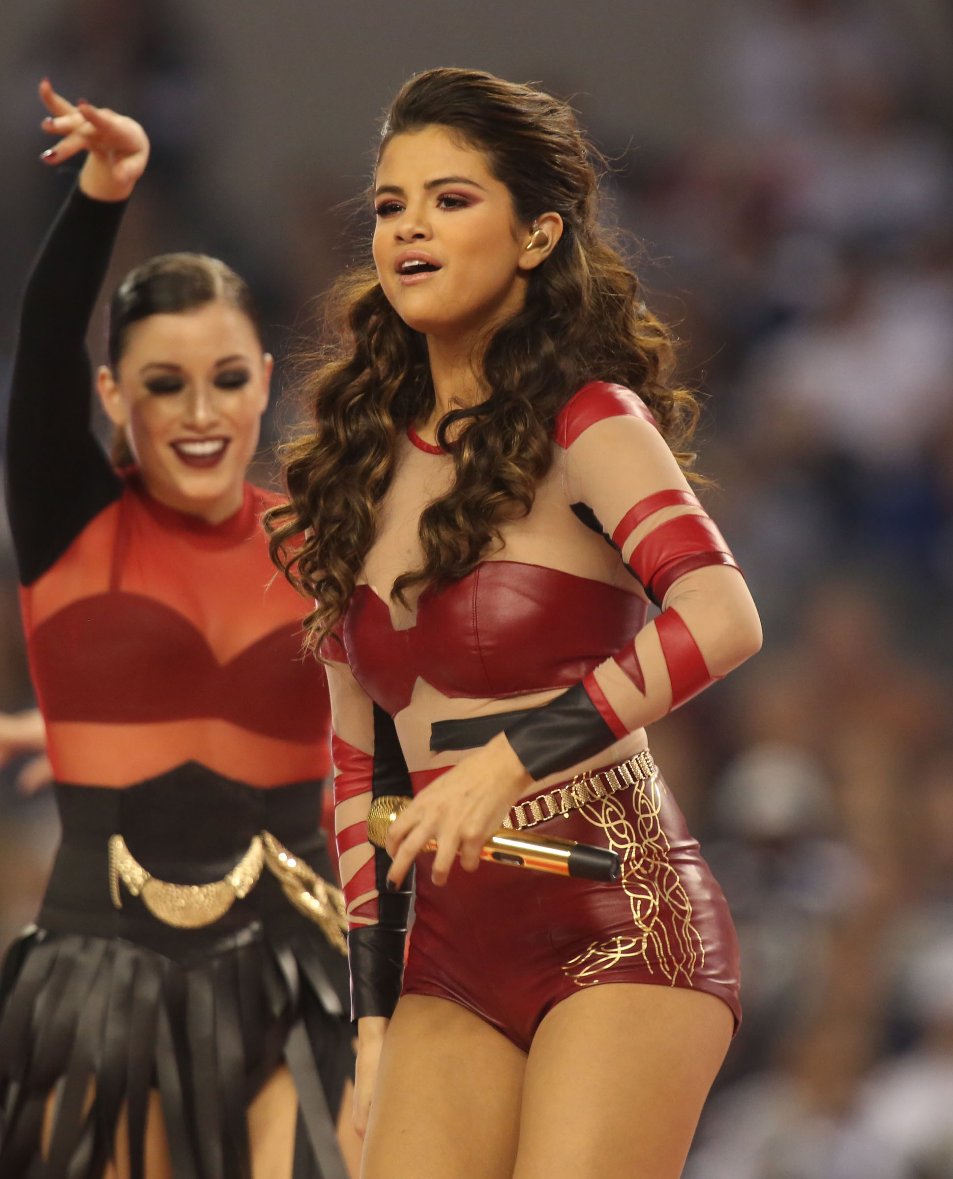 selena_gomez_nfl_thanks_7.jpg