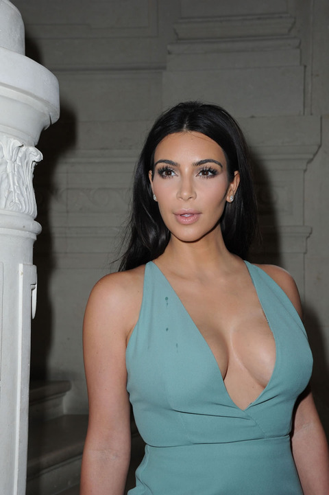 gallery_main_Kim_Kardashian_Valentino_Cleavage_002.jpg