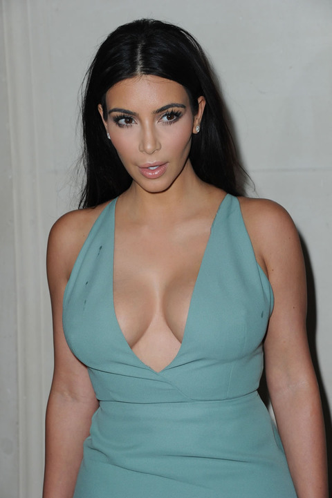 gallery_main_Kim_Kardashian_Valentino_Cleavage_008.jpg