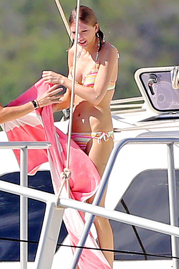 Taylor_Swift_Wears_A_Bikini_During_A_Boat_Trip_In_Maui_02_760x1140.jpg