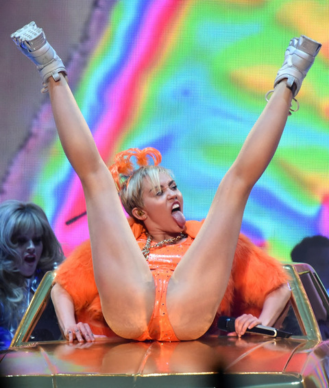 gallery_main_Miley_Cyrus_Crotch_Concert_01.jpg