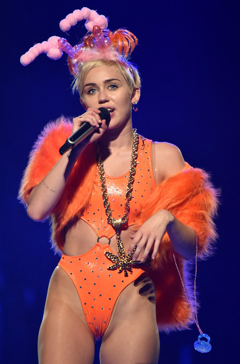 gallery_main_Miley_Cyrus_Crotch_Concert_03.jpg