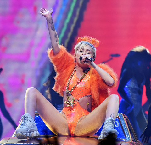 gallery_main_Miley_Cyrus_Crotch_Concert_04.jpg