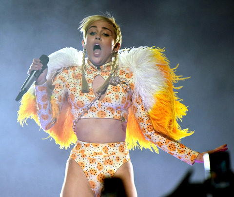 gallery_main_Miley_Cyrus_Crotch_Concert_06.jpg