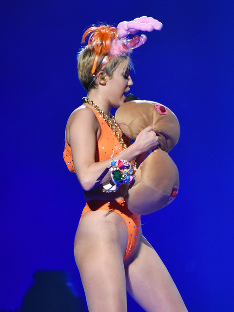 gallery_main_Miley_Cyrus_Crotch_Concert_11.jpg