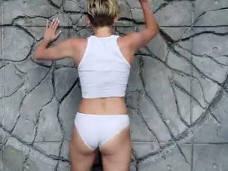 miley_cyrus_nude_in_her_new_video_wrecking_ball_02_450x337.jpg