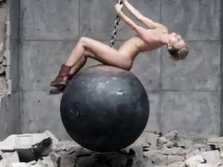 miley_cyrus_nude_in_her_new_video_wrecking_ball_08_450x337.jpg