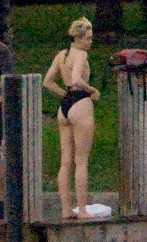 gallery_main_Miley_Cyrus_Swimsuit_Ass_Wedgie_01.jpg