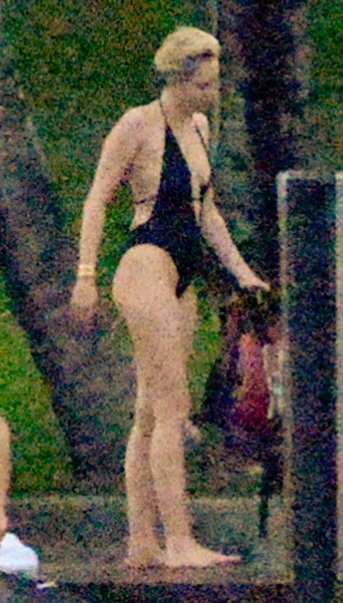 gallery_main_Miley_Cyrus_Swimsuit_Ass_Wedgie_07.jpg