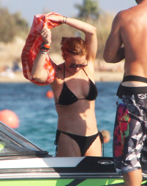 gallery_main_Lindsay_Lohan_Greece_Bikini_08.jpg