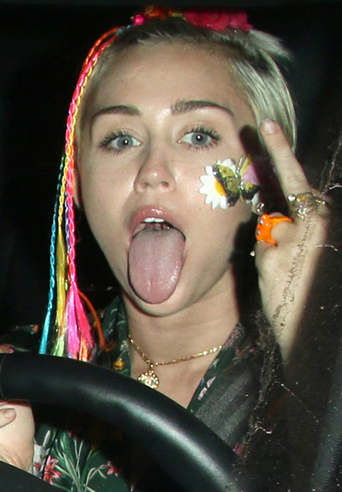 gallery_main_miley_middle_finger_06.jpg