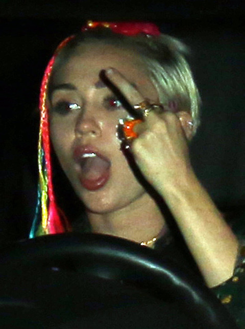 gallery_main_miley_middle_finger_08.jpg