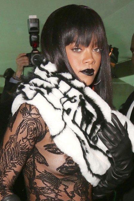 Rihanna_Flashes_Nipple_At_The_Jean_Paul_Gaultier_Fashion_Show_in_Paris_02_450x675.jpg