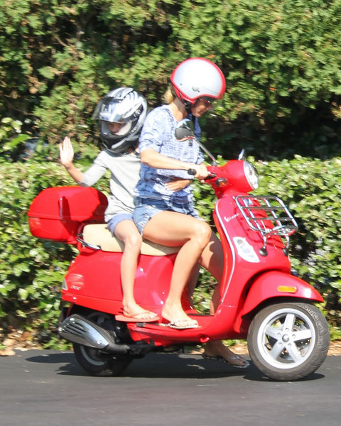 gallery_main_gwyneth_paltrow_vespa_scooter_01.JPG