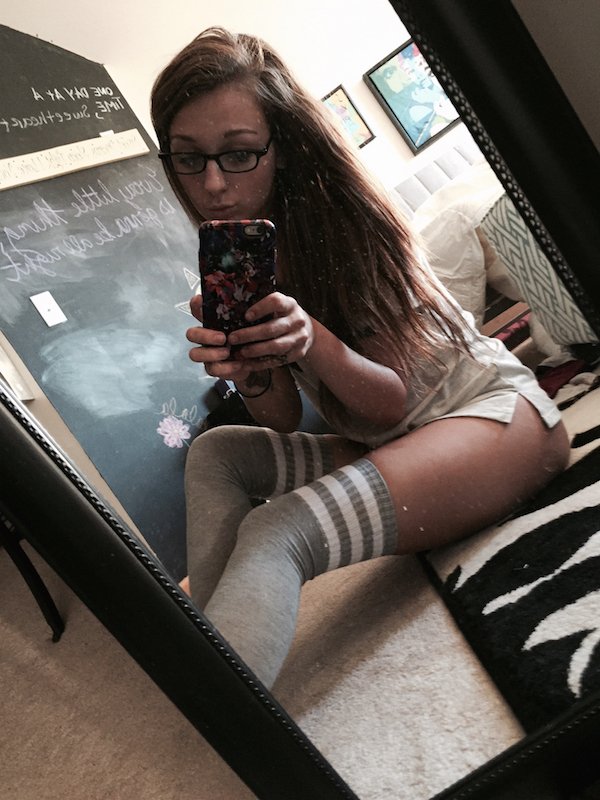 Socks That Warm The Thighs Are The Best :: FOOYOH ENTERTAINM