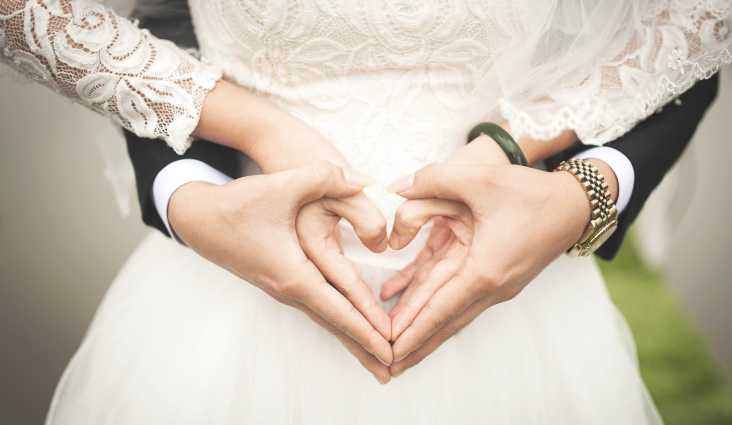 groom_and_bride_making_heart_sign.jpg