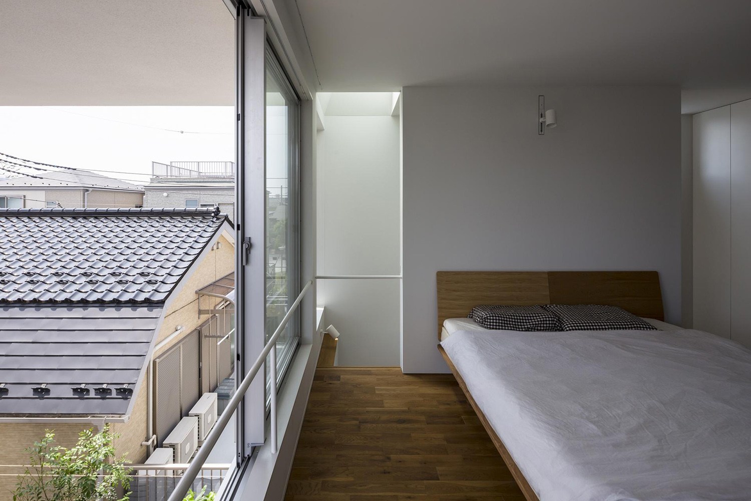 little_house_with_a_big_terrace_by_takuro_yamamoto_10.jpg